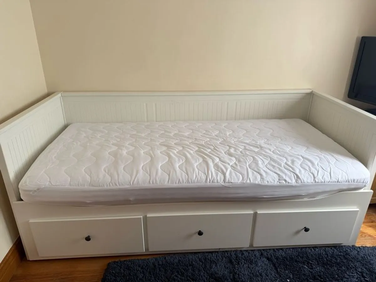 Day Bed - Image 1