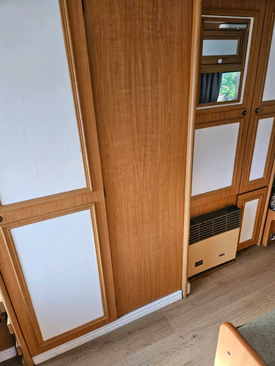 6 berth Maurder Caravan single axel - Image 4