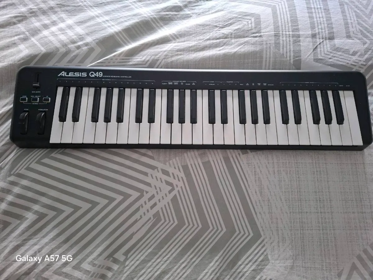Midi Keyboard (Alesis Q49) - Image 1