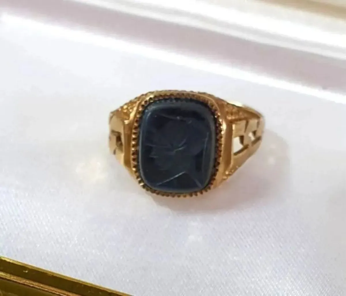 Hallmarked Vintage Gentleman's Signet Ring - Image 2