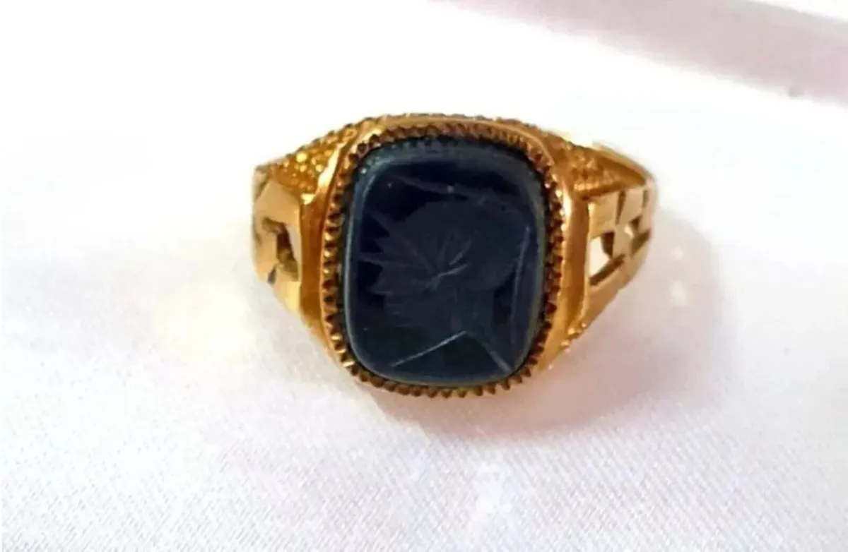 Hallmarked Vintage Gentleman's Signet Ring - Image 3
