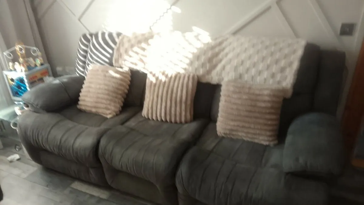 Suite of furniture - Image 1