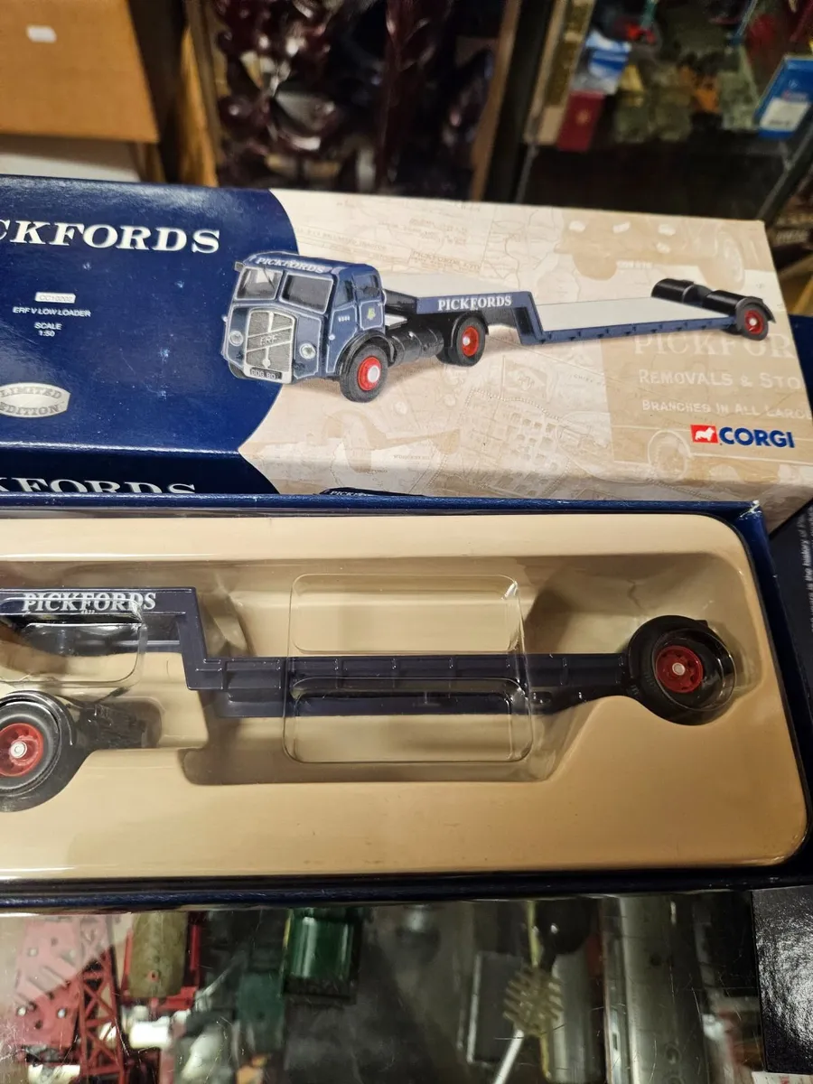 Corgi Pickfords Truck - Image 2