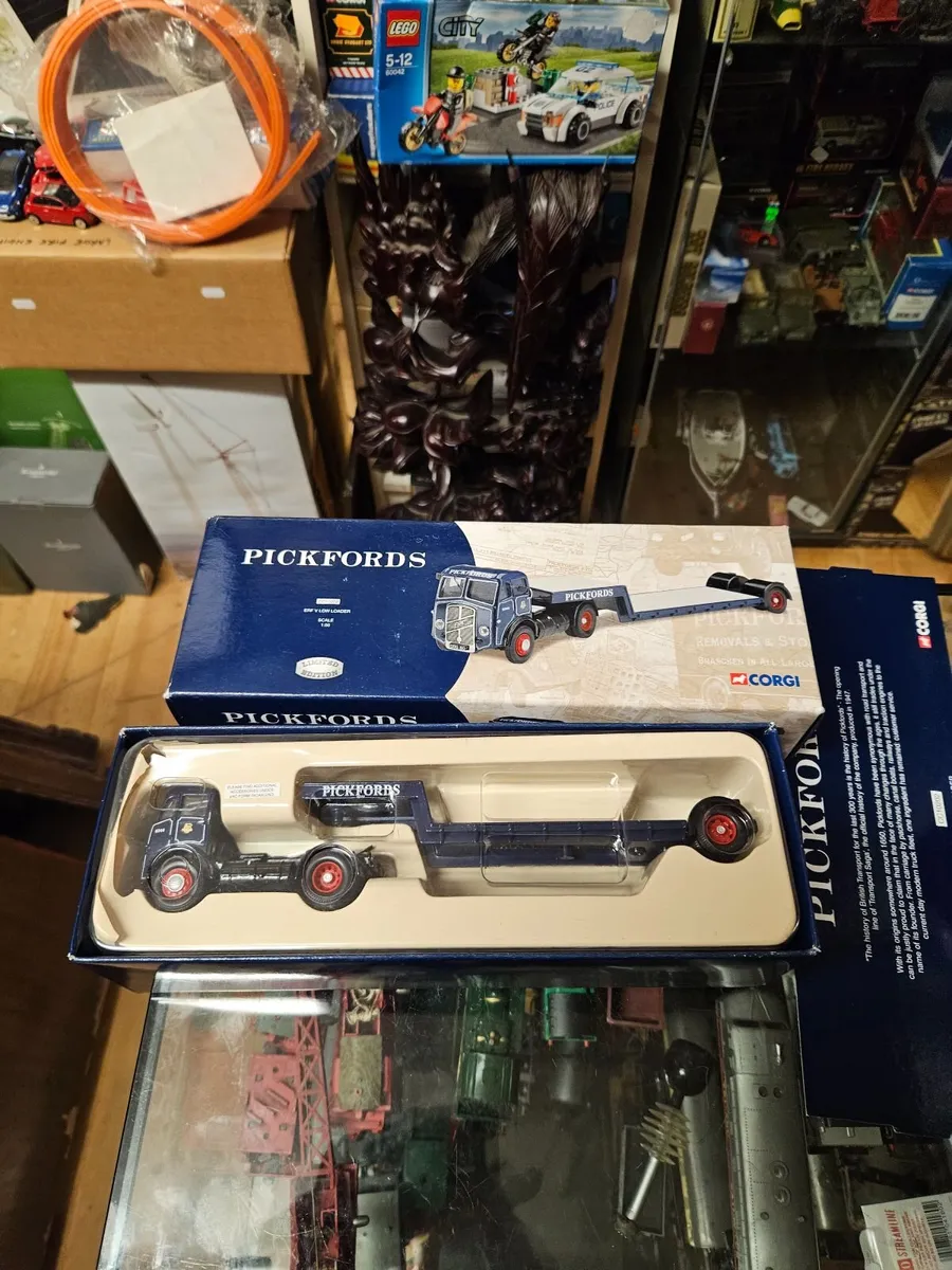 Corgi Pickfords Truck - Image 1