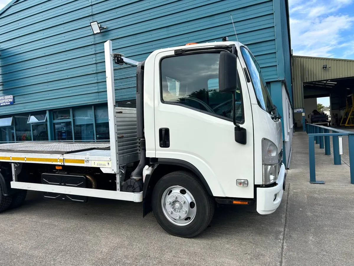2019 ISUZU NPR 7.5TON FLAT - Image 2