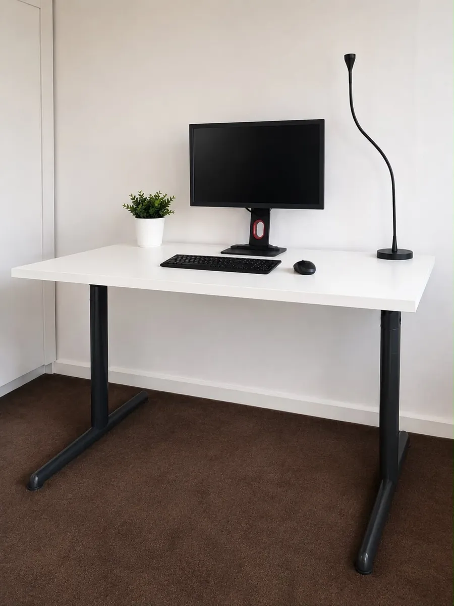 White electric standing desk - Adjustable height - Image 1