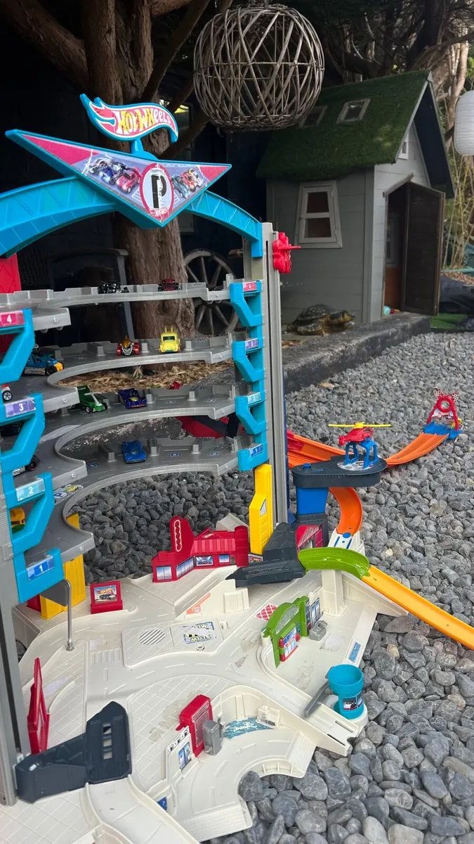 Hot Wheels Ultimate Garage – Great Condition - Image 1