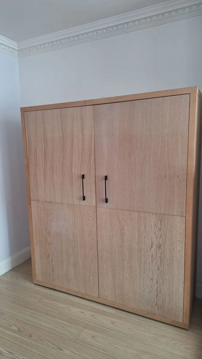Stylish storage cabinet - Image 1