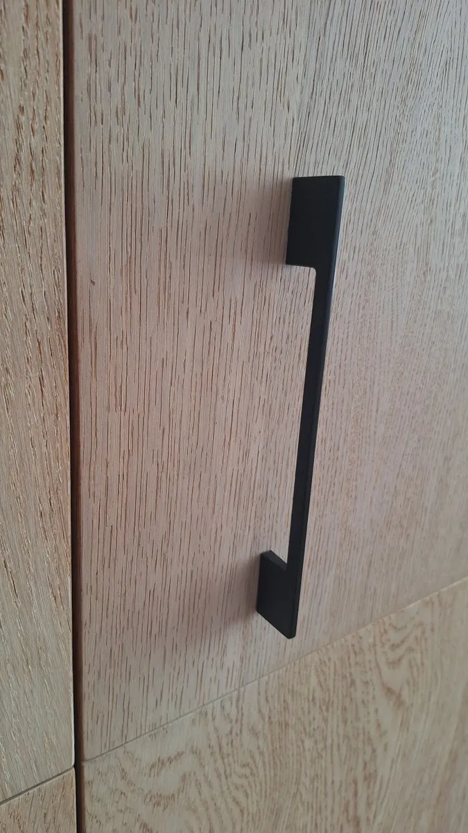 Stylish storage cabinet - Image 4