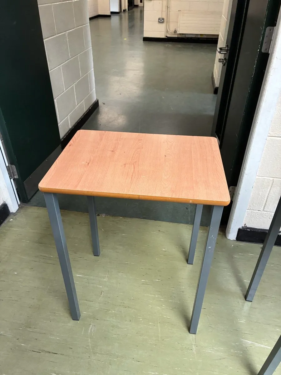 150 single desks basically new - Image 1