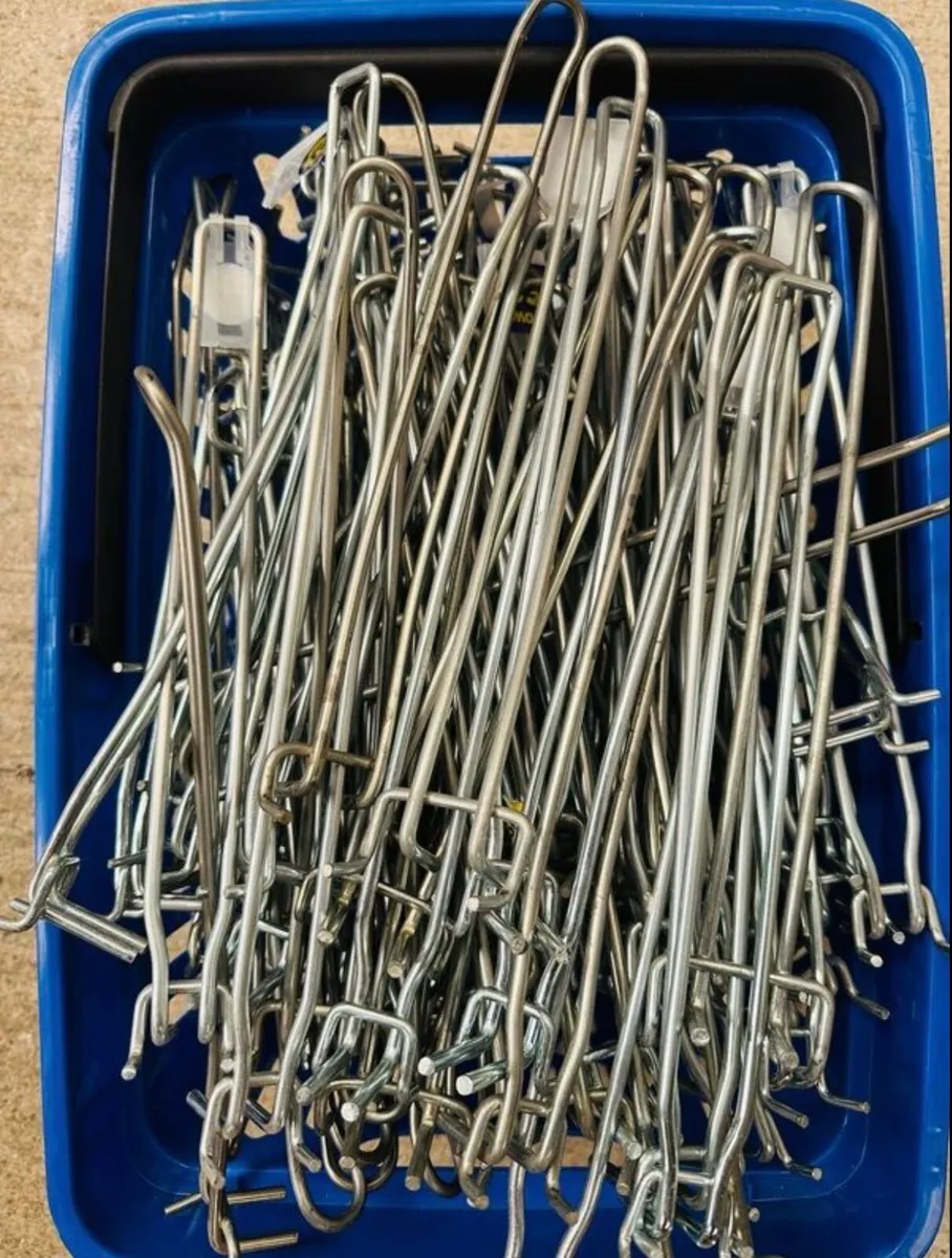 100 PEGBOARD SHOP DISPLAY HOOKS - Image 1