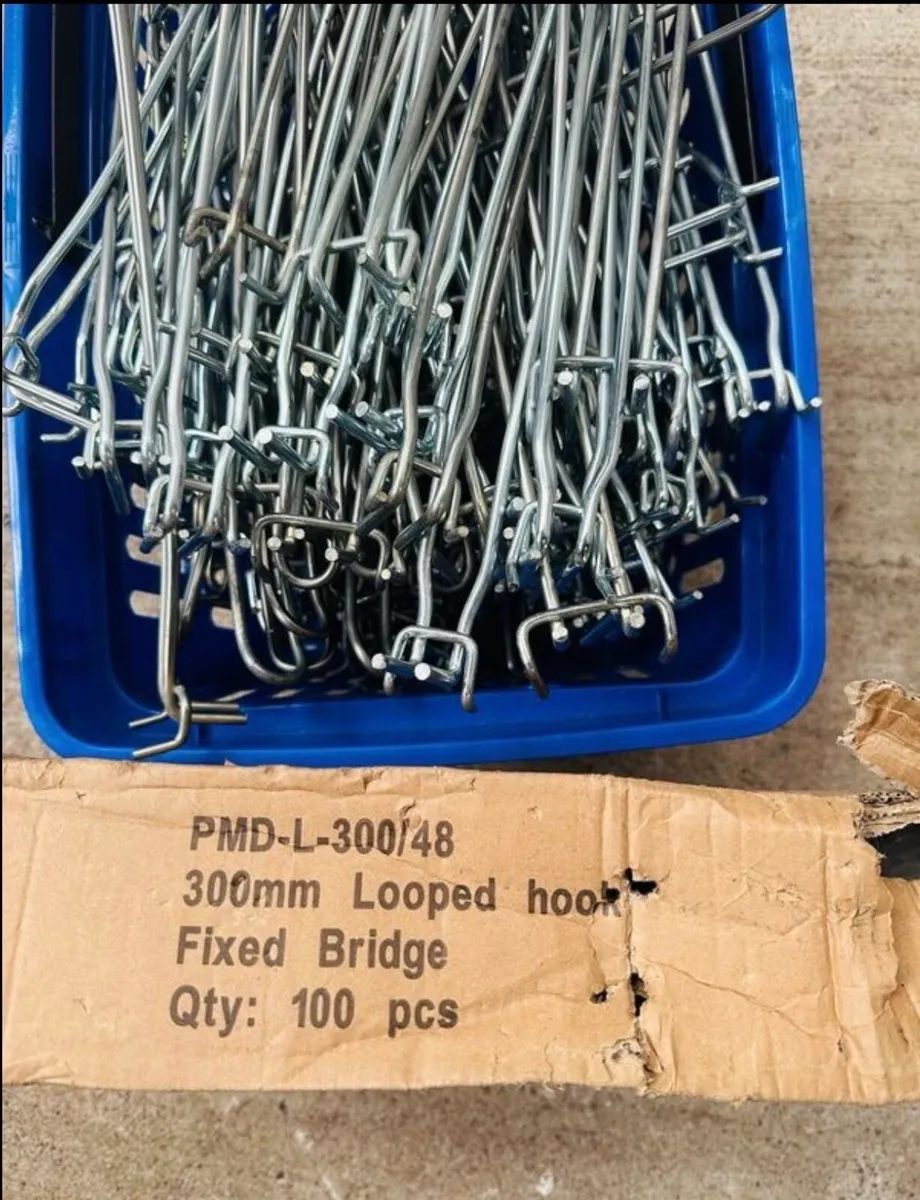 100 PEGBOARD SHOP DISPLAY HOOKS - Image 2
