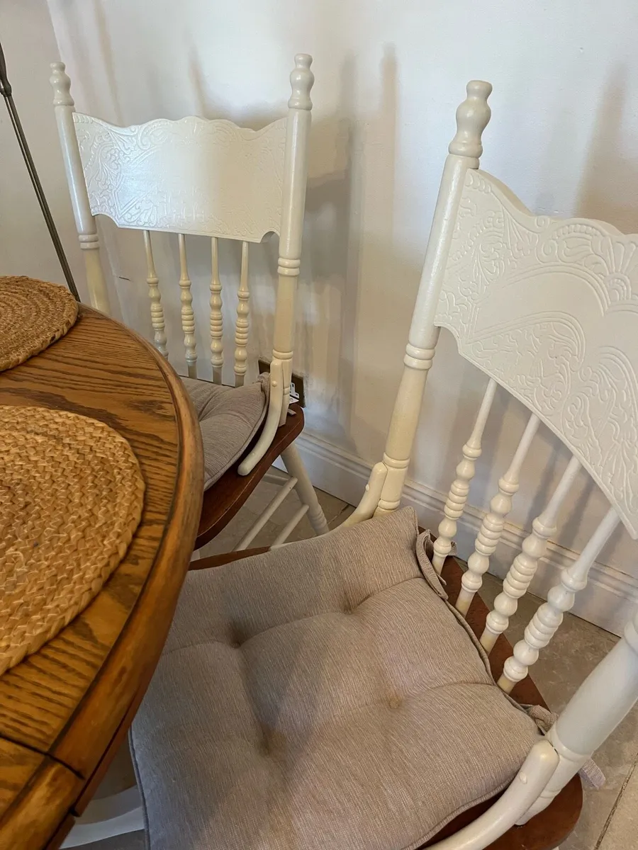 Extendable table and six chairs - Image 4