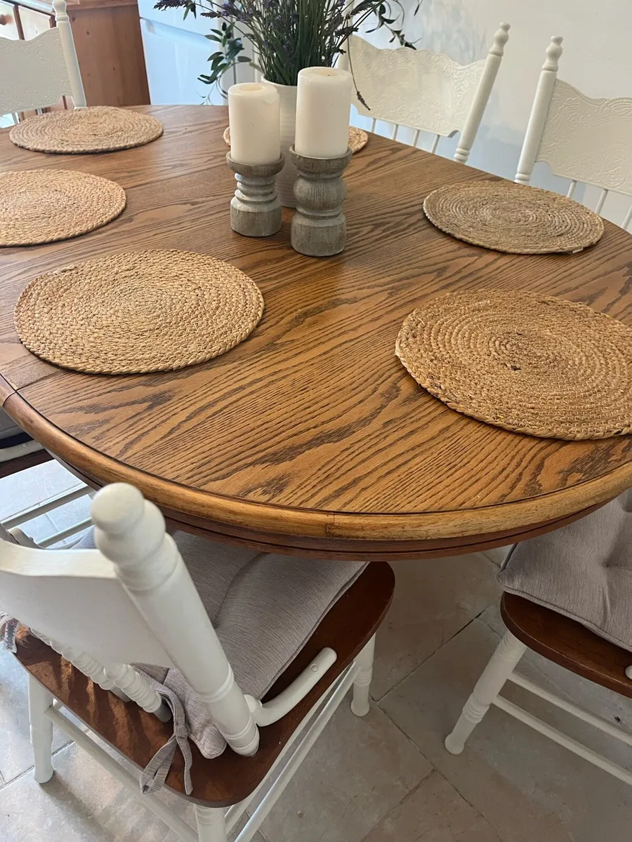 Extendable table and six chairs - Image 2