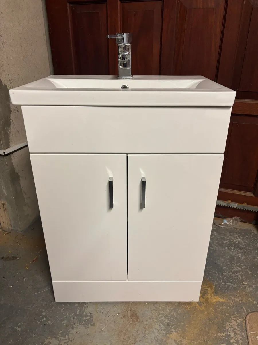 Bathroom vanity with sink - Image 2
