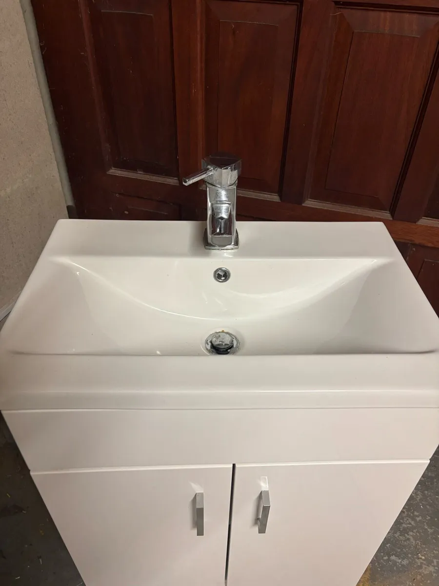 Bathroom vanity with sink - Image 3