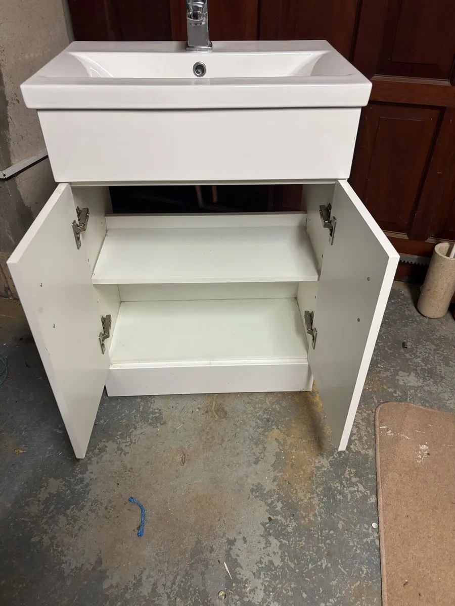 Bathroom vanity with sink - Image 4