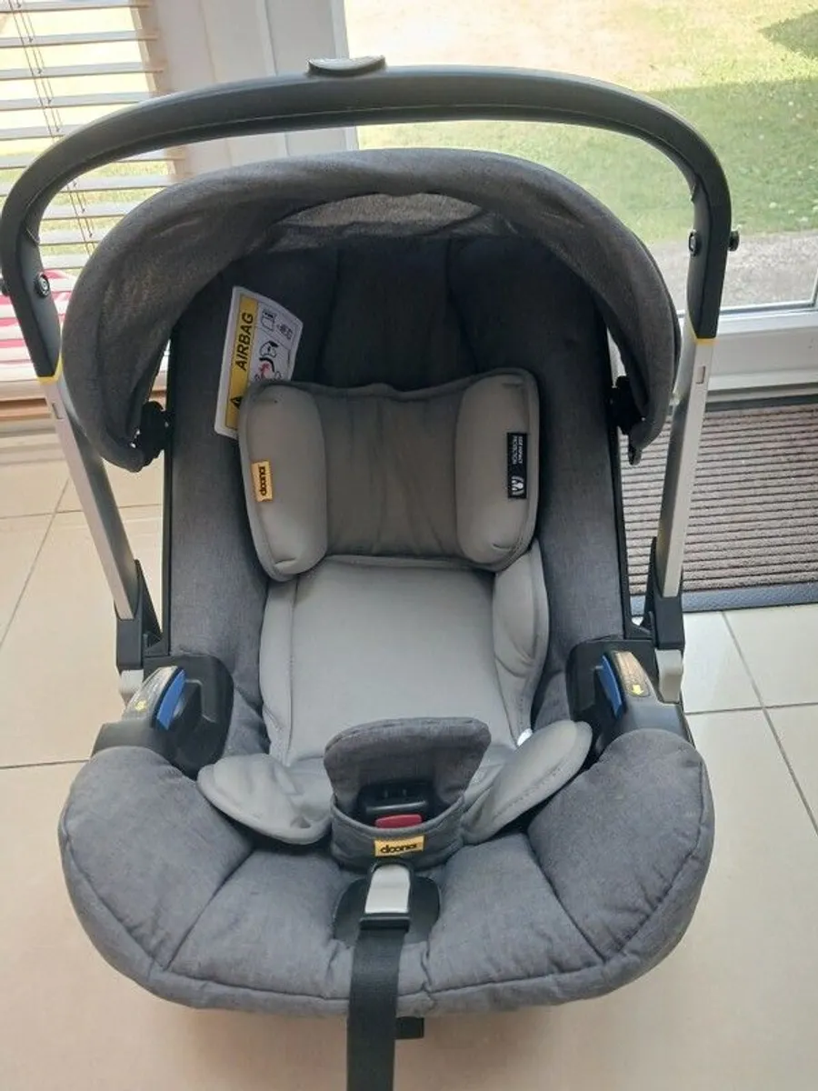 Doona Max Car seat , Stroller and Isofix base - Image 1