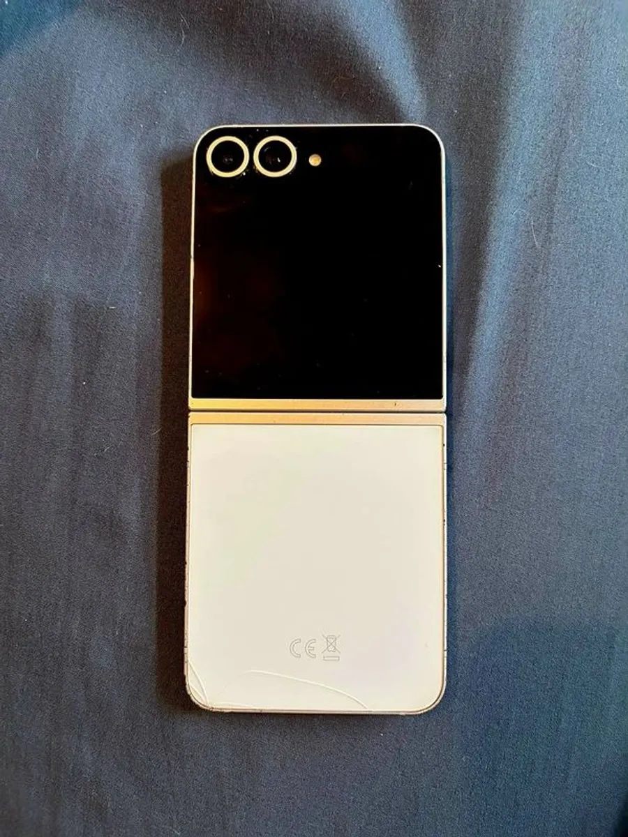 samsung galaxy ZFlip 6 - Image 2