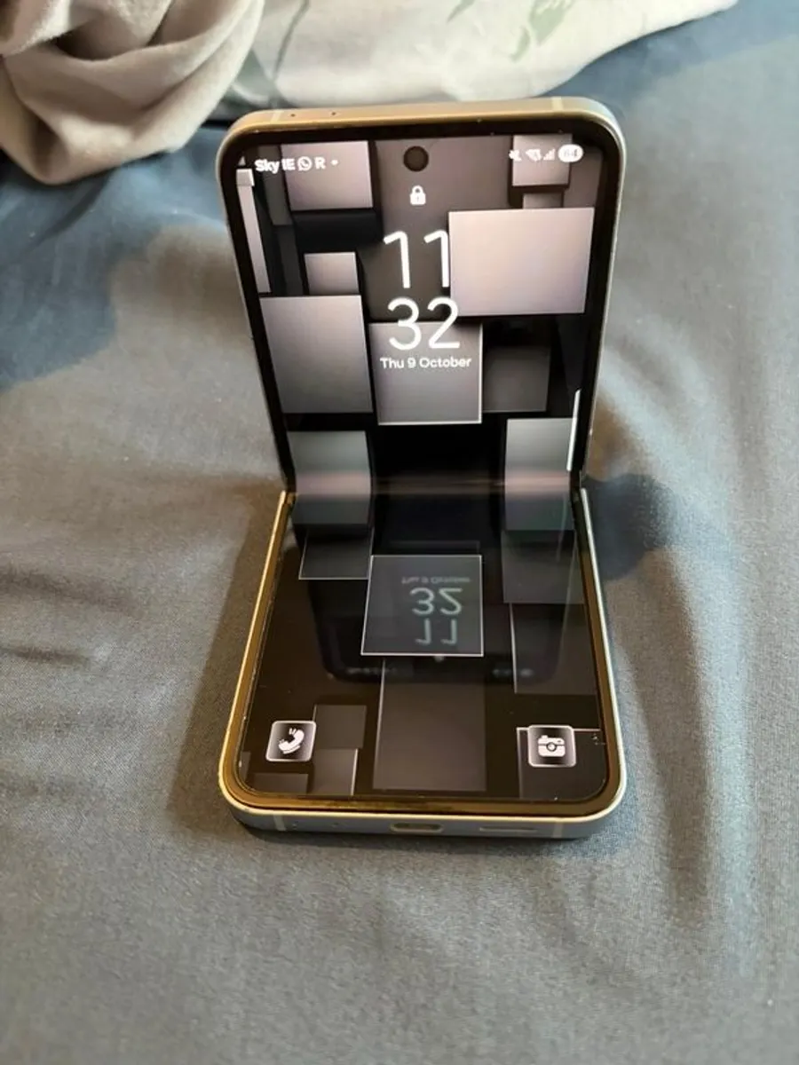 samsung galaxy ZFlip 6 - Image 4