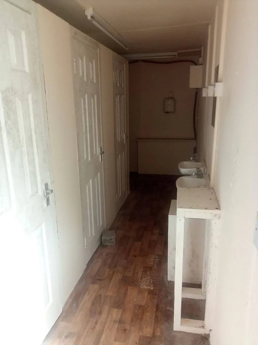 Toilet unit  20' X 10' - 4 heads + double urinal - Image 2