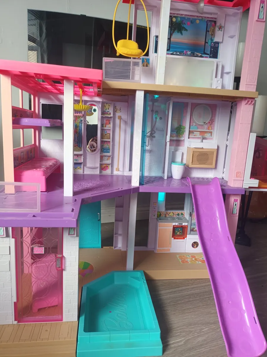 Barbie House & Pool - Image 1