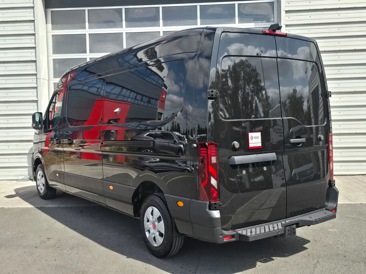 Master Red Edition L3H2 170BHP Auto Black - Image 4