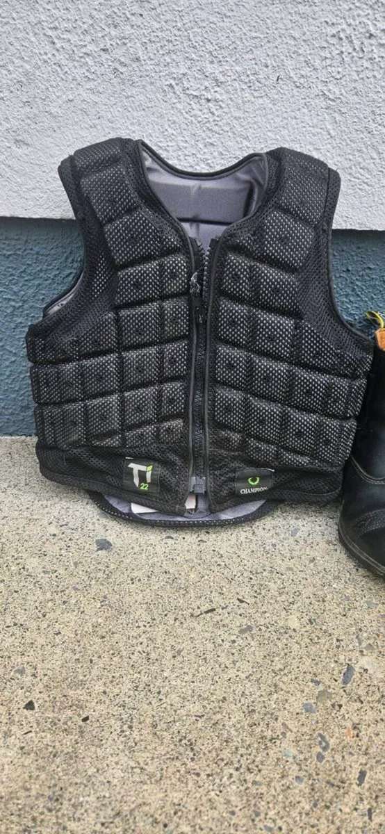 Body protector and boots - Image 1