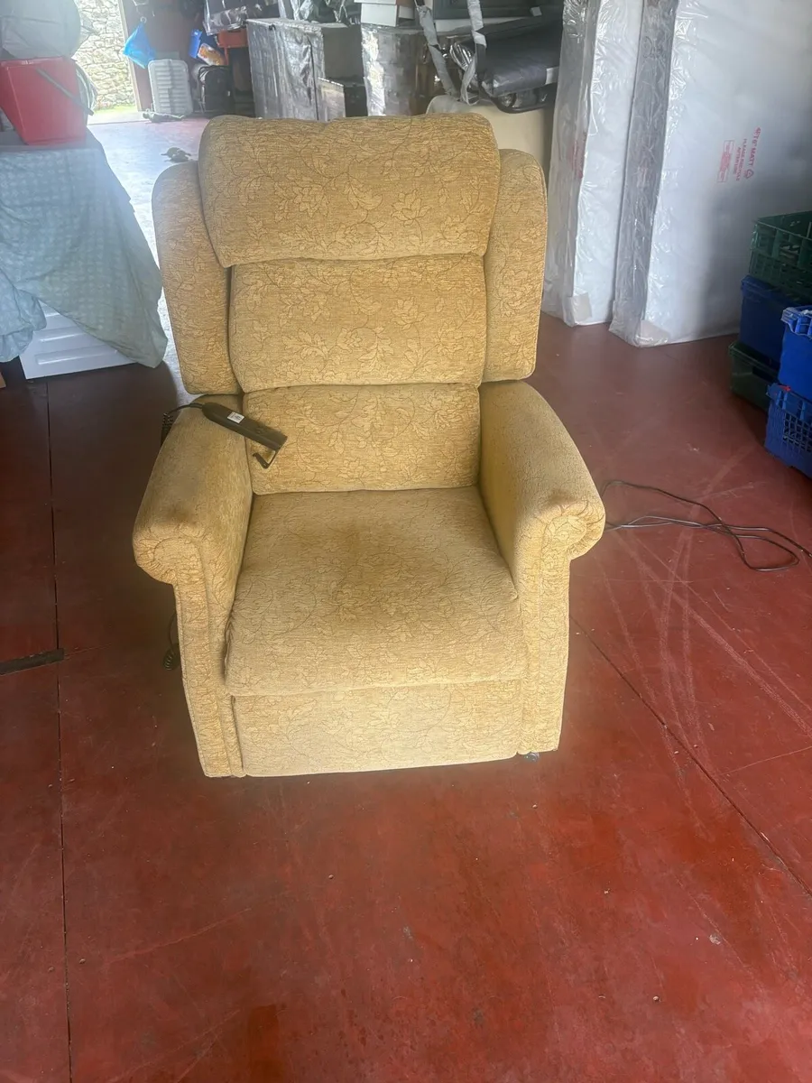 Lift and rise chair with electric massager - Image 1