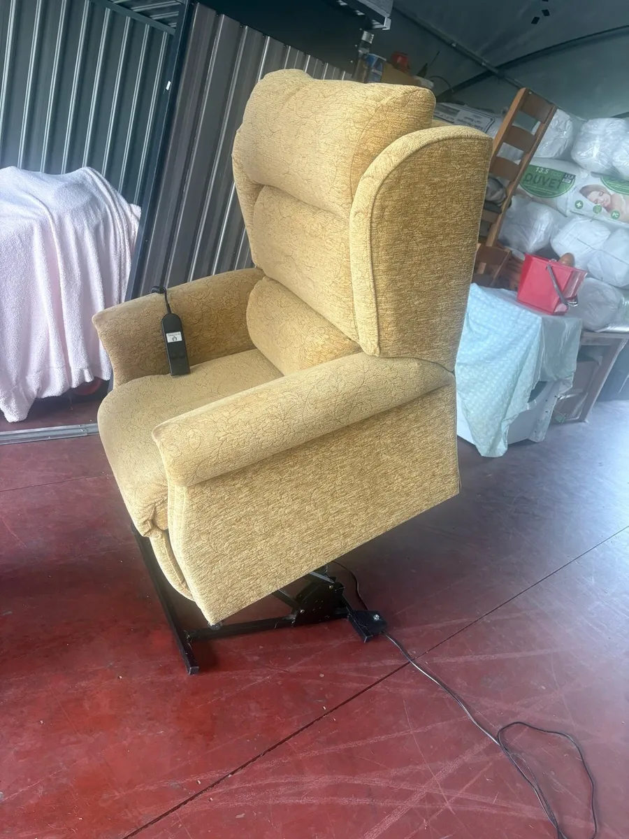 Lift and rise chair with electric massager - Image 2