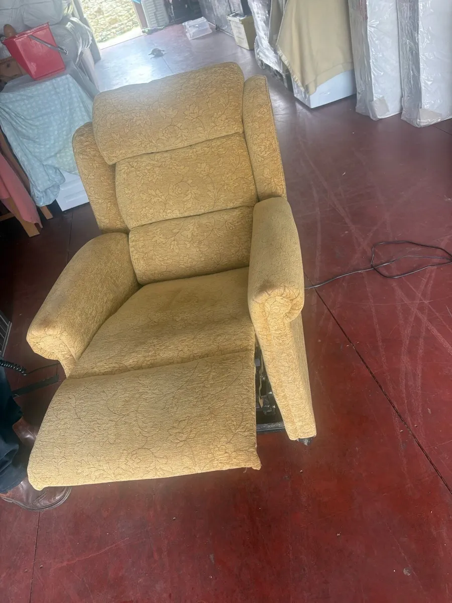 Lift and rise chair with electric massager - Image 4