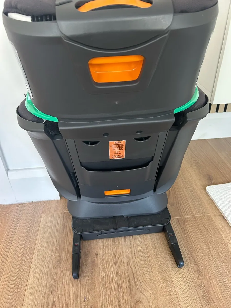 Chicco car seat - Image 4