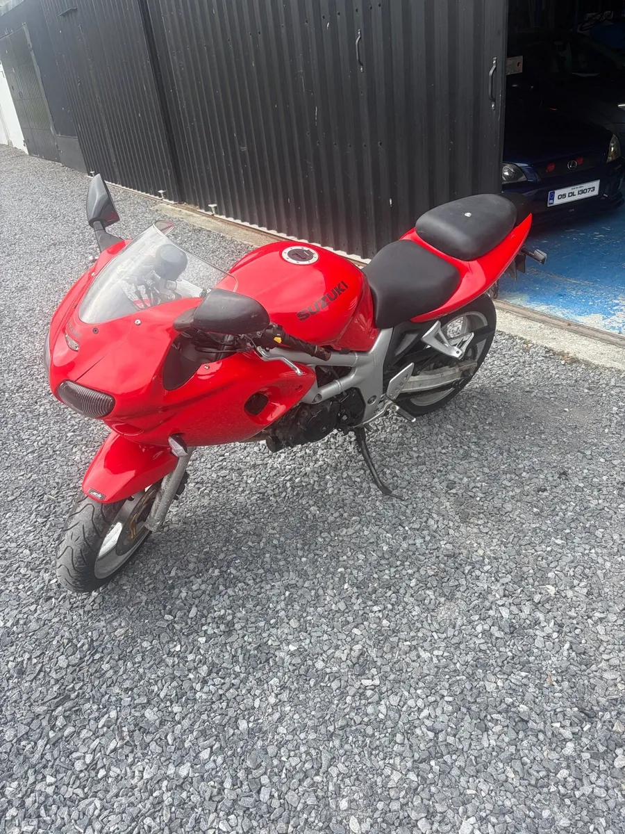1999 Suzuki 650 motorbike - Image 1