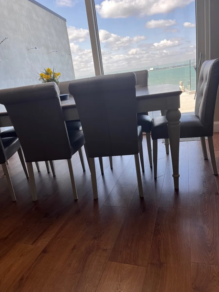 Table and chairs - Image 2