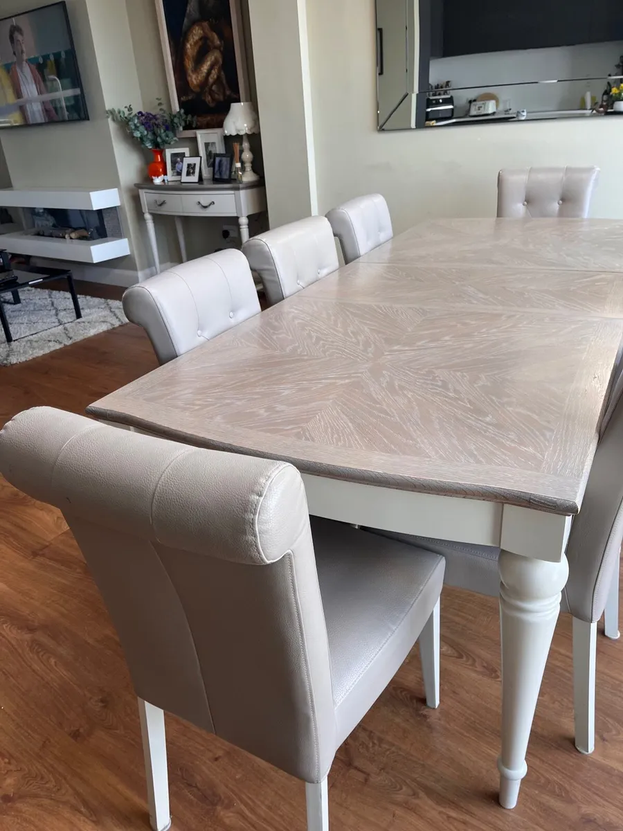 Table and chairs - Image 3