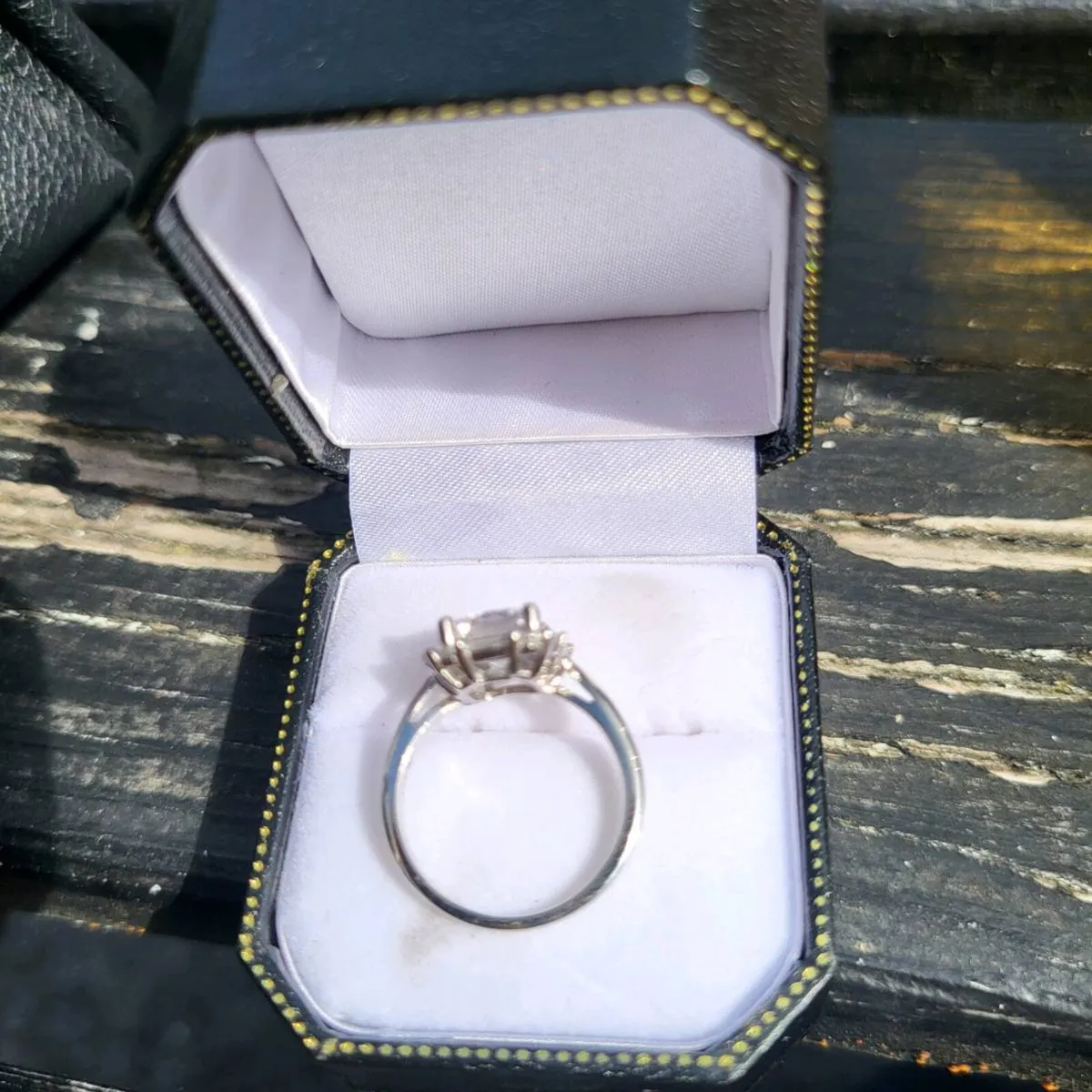 9ct cubic zirconia - Image 1