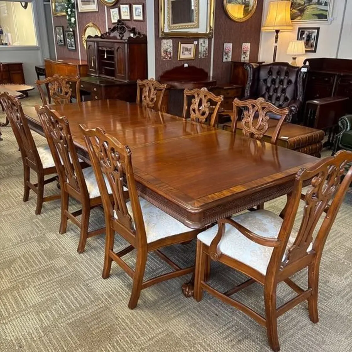 Elegant Chippendale mahogany crossband extendable