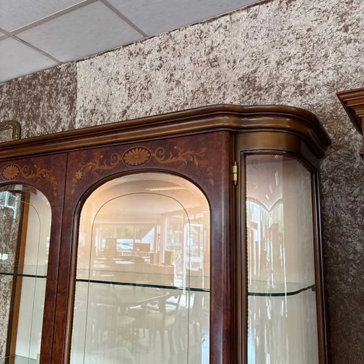 Beautiful burr walnut display cabinet - Image 3