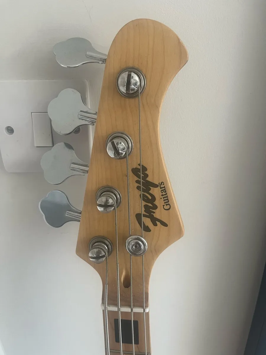 Bass guitar - Image 2