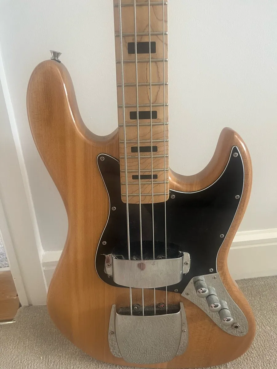 Bass guitar - Image 3