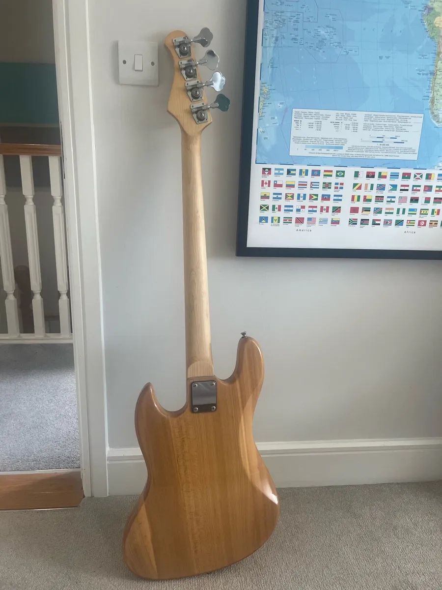 Bass guitar - Image 4