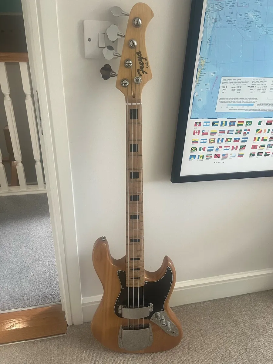 Bass guitar - Image 1