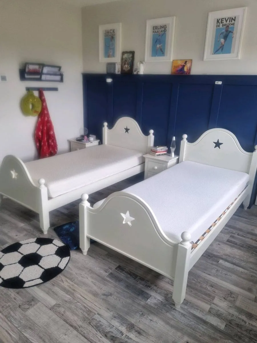 Single beds - Image 1