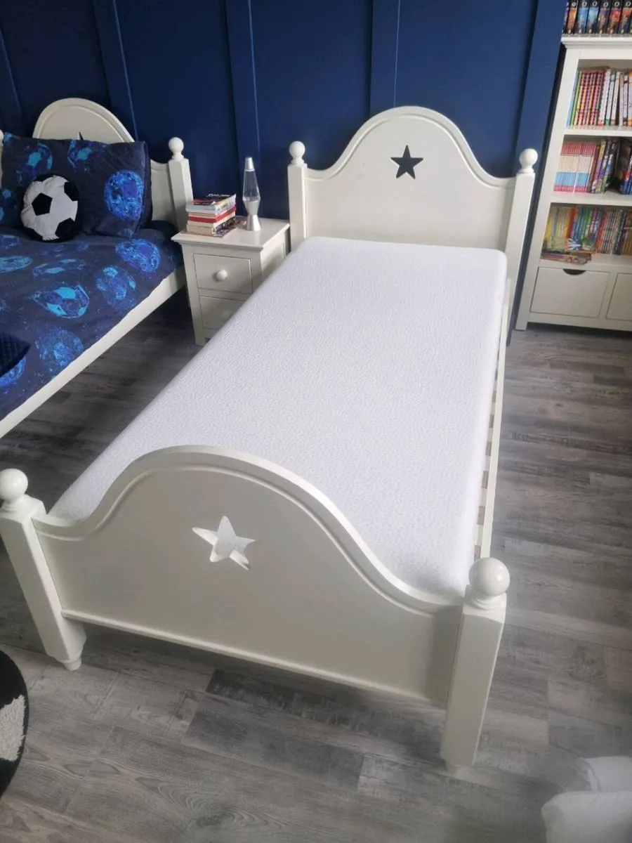Single beds - Image 4