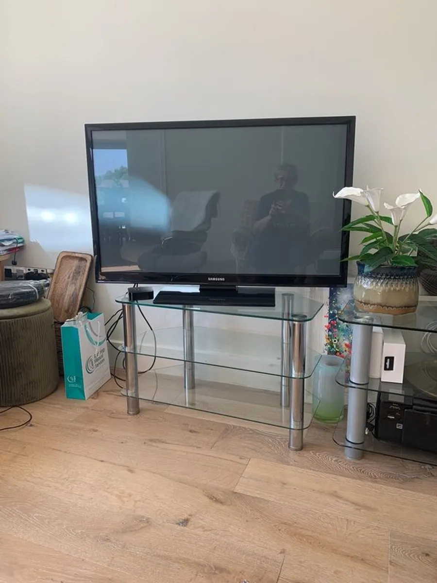 TV Table. glass. - Image 1