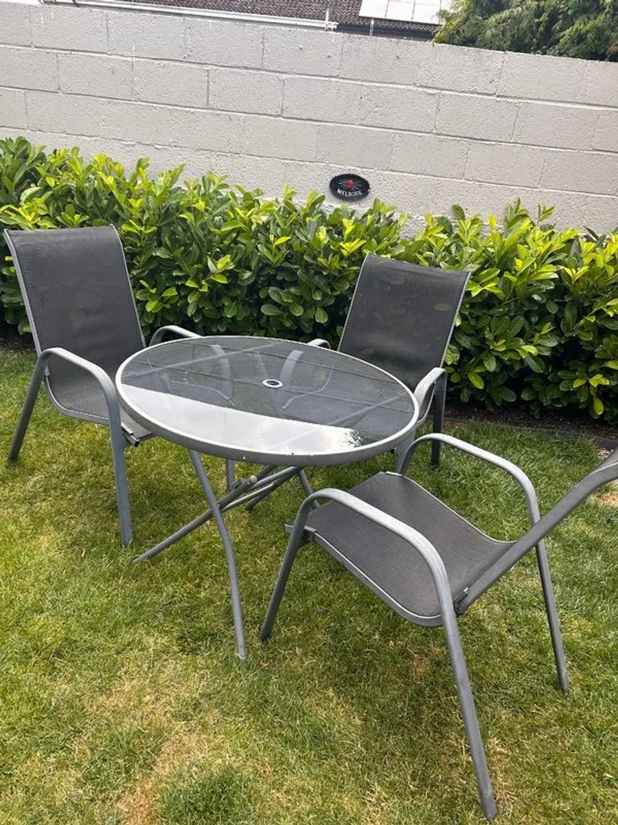 Garden table and chairs - Image 1