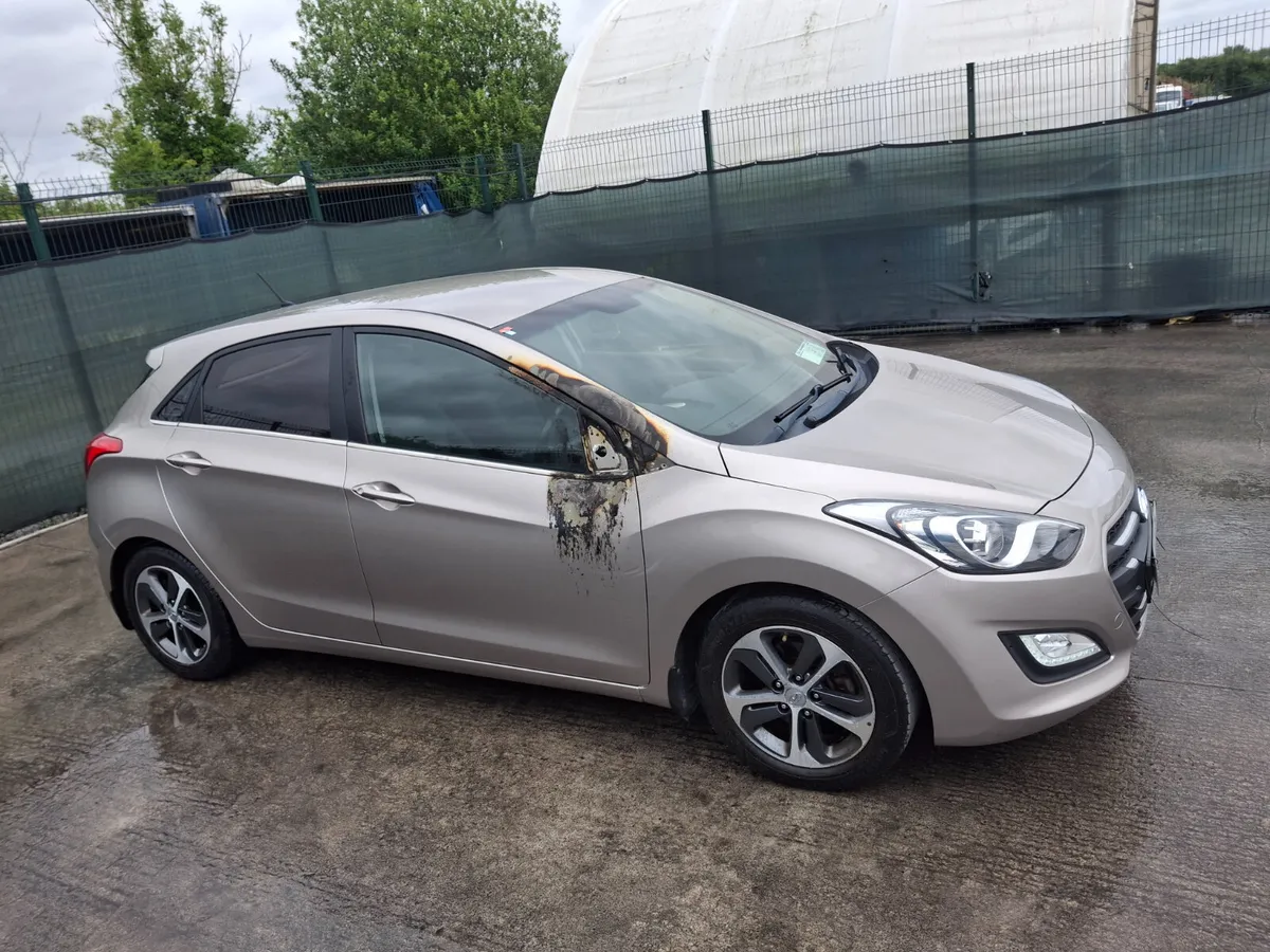 162 Hyundai i30  Deluxe  Automatic - Image 2