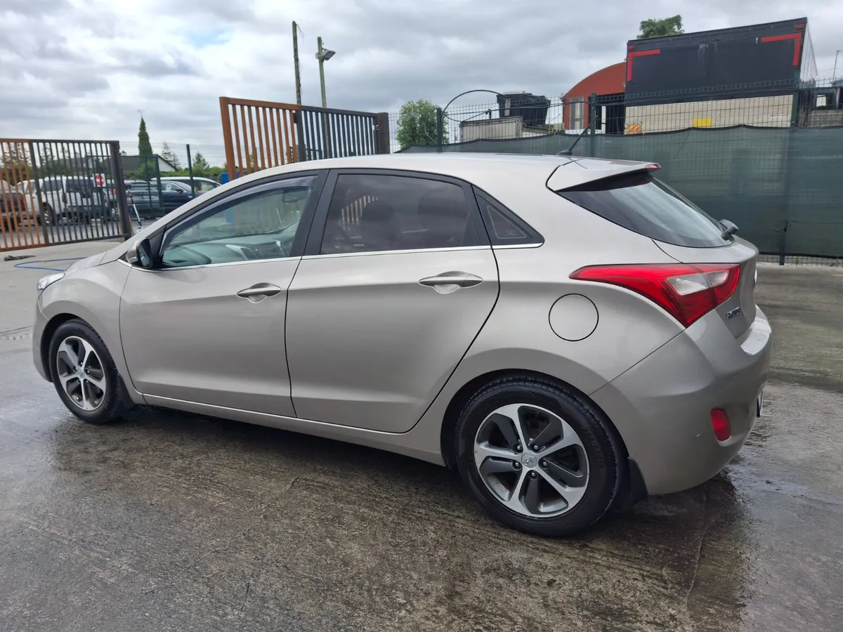 162 Hyundai i30  Deluxe  Automatic - Image 4