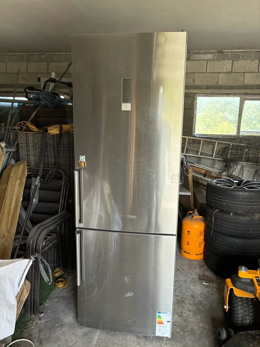 Siemens free standing fridge freezer - Image 1