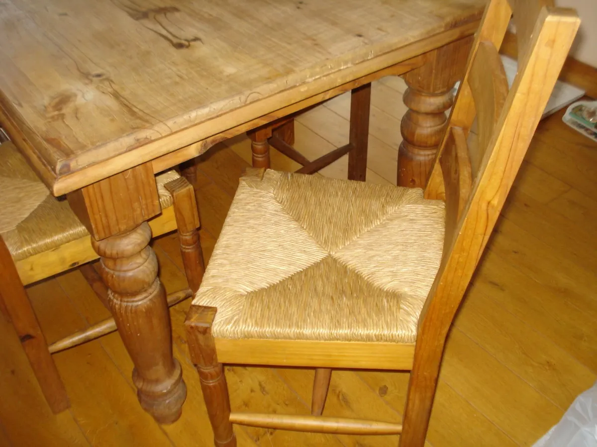 LARGE RUSTIC MEXICAN PINE TABLE & 6 CHAIRS. - Image 4
